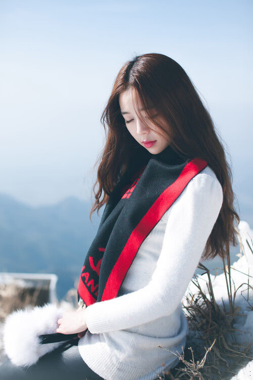 克罗地亚骑手吉塔·日特科维奇在2024年国际马术联合会世界障碍赛中以“Rain in Otago”马匹获得第九名，表现出色。